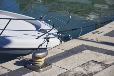 İtalya, Sicilya, Marina di Ragusa; 2 Nisan 2018, çelik baba ve Port - yazı işleri deniz halatlar