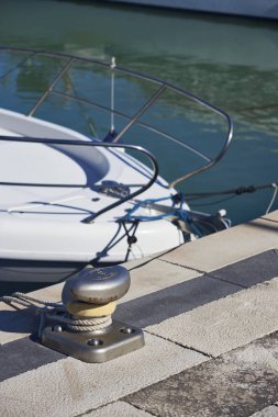 İtalya, Sicilya, Marina di Ragusa; 2 Nisan 2018, çelik baba ve Port - yazı işleri deniz halatlar