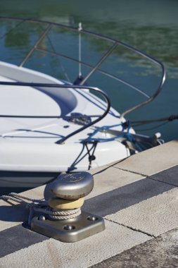 İtalya, Sicilya, Marina di Ragusa; 2 Nisan 2018, çelik baba ve Port - yazı işleri deniz halatlar