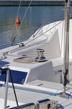 İtalya, Sicilya, Akdeniz, Marina di Ragusa; Vinç ve liman bir yelkenli tekne deniz halatlar