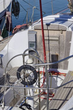 İtalya, Sicilya, Akdeniz, Marina di Ragusa; 2 Nisan 2018, yelkenli tekne liman - Editörden