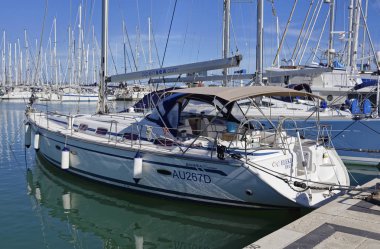 İtalya, Sicilya, Akdeniz, Marina di Ragusa; 2 Nisan 2018, Lüks Yatlar port - Editörden