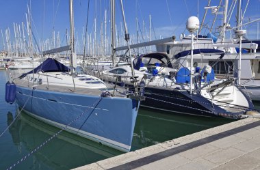 İtalya, Sicilya, Akdeniz, Marina di Ragusa; 2 Nisan 2018, yelkenli tekneler limanda - Editörden