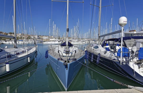 Италия Сицилия Средиземное Море Marina Ragusa Апреля 2018 Шлюпки Порту — стоковое фото