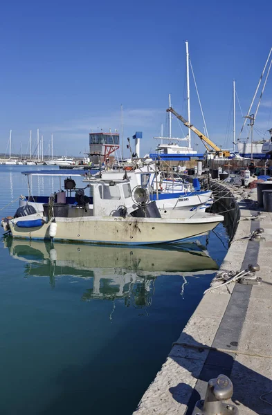 Itálie Sicílie Středozemní Moře Marina Ragusa Dubna 2018 Rybářských Člunů — Stock fotografie
