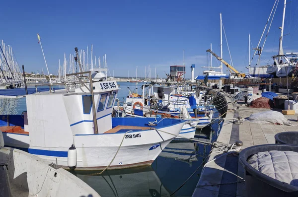意大利 西西里岛 地中海 滨海堤沙 2018年4月2日 渔船和豪华游艇在港口 — 图库照片