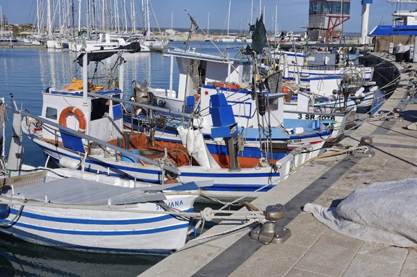 意大利 西西里岛 地中海 滨海堤沙 2018年4月2日 渔船和豪华游艇在港口 — 图库照片