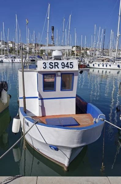 意大利 西西里岛 地中海 滨海迪拉古萨 2018年4月2日 港口的渔船和豪华游艇 — 图库照片