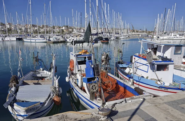 Италия Сицилия Средиземное Море Marina Ragusa Апреля 2018 Рыболовные Лодки — стоковое фото