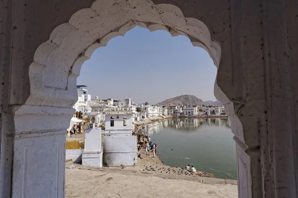 Indien Rajasthan Pushkar Januar 2007 Menschen Und Tauben Heiligen See — Stockfoto