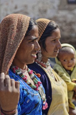Hindistan, Rajasthan, Pushkar; 27 Ocak 2007, Hintli kadınların geleneksel elbiseler - Editörden