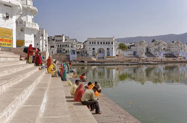 Índia Rajastão Pushkar Janeiro 2007 Povo Indiano Junto Lago Sagrado — Fotografia de Stock