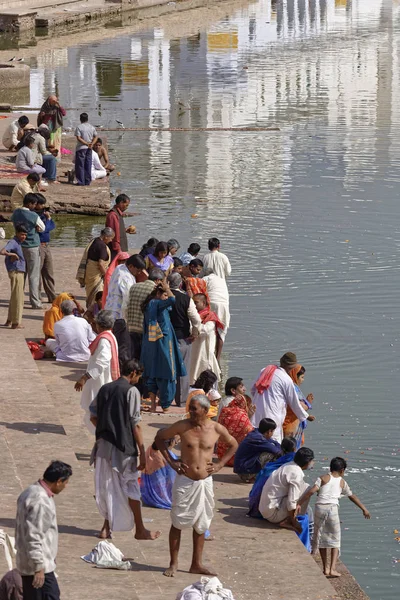 Indie Radżastan Pushkar Stycznia 2007 Ludzie Przez Święte Jezioro Redakcja — Zdjęcie stockowe