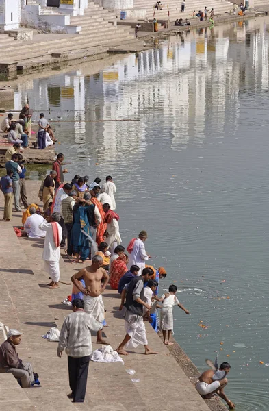 Indie Radżastan Pushkar Stycznia 2007 Ludzie Przez Święte Jezioro Redakcja — Zdjęcie stockowe