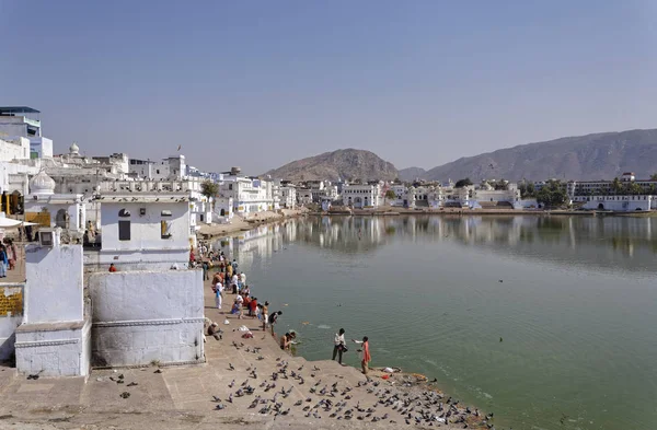 Indien Rajasthan Pushkar Januar 2007 Menschen Und Tauben Heiligen See — Stockfoto