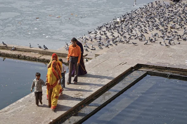 India Rajasthan Pushkar Gennaio 2007 Persone Piccioni Riva Lago Sacro — Foto Stock