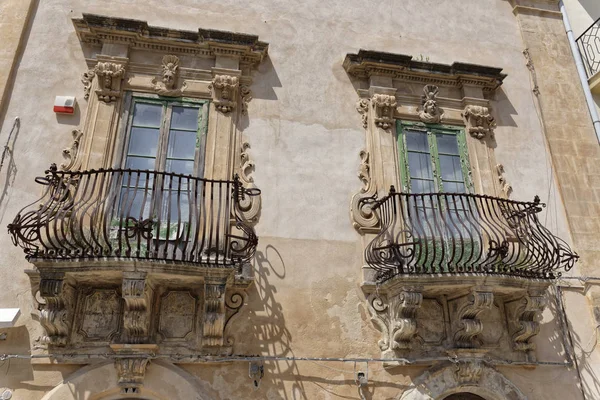 Włochy Sycylii Scicli Prowincja Ragusa Barokową Fasadą Balkony Starego Budynku — Zdjęcie stockowe