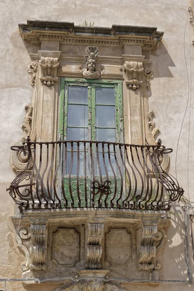 意大利 西西里岛 Scicli 古沙省 巴洛克式的门面和老大厦的阳台 — 图库照片