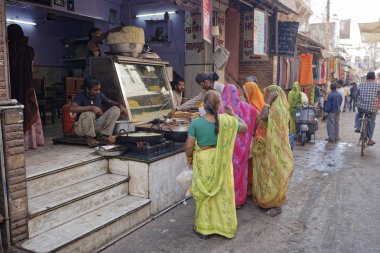 Hindistan, Rajasthan, Pushkar; 27 Ocak 2007, Hint insanlar gıda Yerel bir pazarda - içerik satın