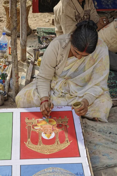 India Rajasthan Pushkar Gennaio 2007 Donna Indiana Che Dipinge Disegno — Foto Stock