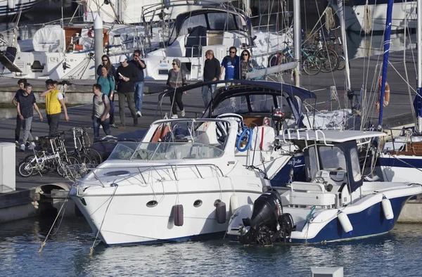 Itálie Sicílie Středozemní Moře Marina Ragusa Dubna 2018 Lidé Lodě — Stock fotografie