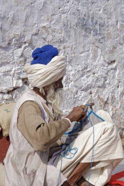 Hindistan, Rajasthan, Pushkar; 28 Ocak 2007, Hint taylor sokakta - editoryal çalışma