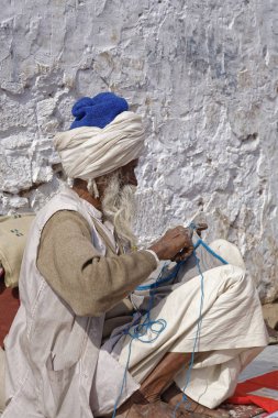 Hindistan, Rajasthan, Pushkar; 28 Ocak 2007, Hint taylor sokakta - editoryal çalışma