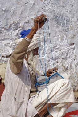 Hindistan, Rajasthan, Pushkar; 28 Ocak 2007, Hint taylor sokakta - editoryal çalışma