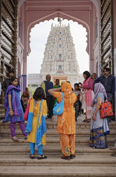 Hindistan Rajasthan Pushkar Ocak 2007 Insanlar Girişinde Bir Hindu Tapınağı — Stok fotoğraf