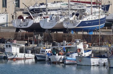 İtalya, Sicilya, Akdeniz, Marina di Ragusa; 26 Nisan 2018, ahşap balıkçı tekneleri ve Lüks Yatlar Port - Editörden