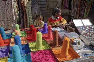 Hindistan, Rajasthan, Pushkar; 27 Ocak 2007, Hint çocuklar renkli makyaj tozlar yerel bir pazarda - editoryal satmak.