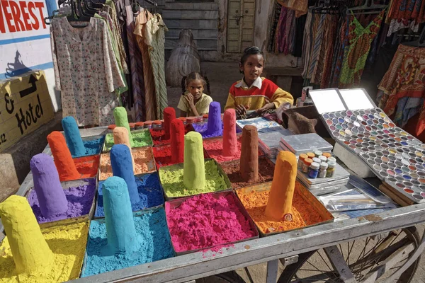 India Rajasthan Pushkar Gennaio 2007 Bambini Indiani Vendono Polveri Colorate — Foto Stock