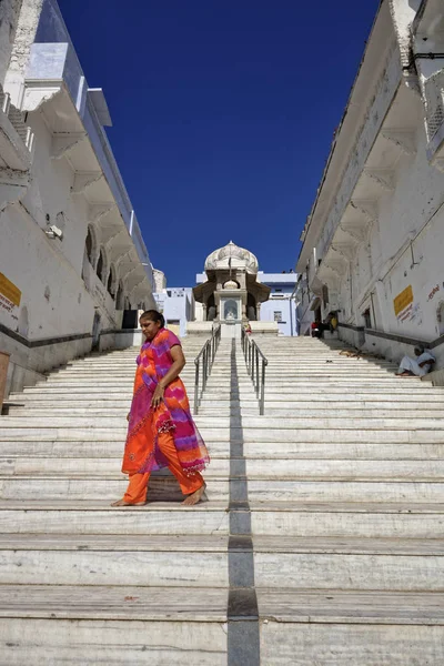 Índia Rajasthan Pushkar Janeiro 2007 Mulher Indiana Nas Escadas Que — Fotografia de Stock