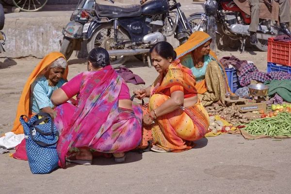 India Rajasthan Pushkar January 2007 Indian Women Buying Food Local — Stock Photo, Image
