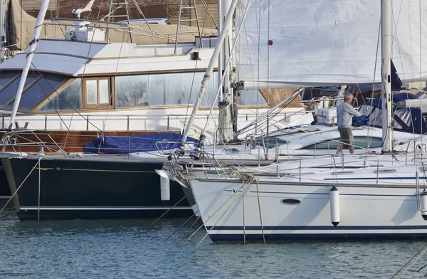 Italien Sicilien Medelhavet Marina Ragusa April 2018 Mannen Hans Segelbåt — Stockfoto