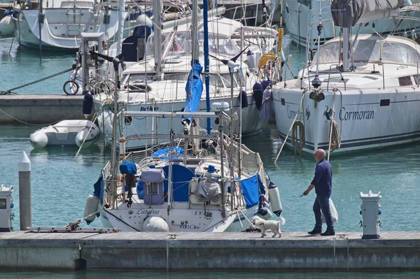 Italien Sizilien Mittelmeer Marina Ragusa April 2018 Ein Mann Mit — Stockfoto