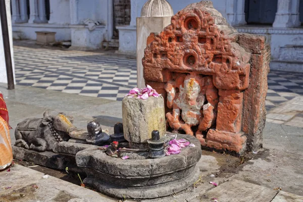 インド ラジャスタン州 プシュカル 神聖な湖のほとりに小さな宗教像 — ストック写真