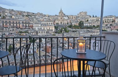 İtalya, Sicilya, Modica (Ragusa eyaletinde), gün batımında barok şehrin görünümü