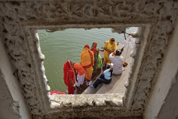 Indie Radżastan Pushkar Stycznia 2007 Pielgrzymi Przez Święte Jezioro Redakcja — Zdjęcie stockowe
