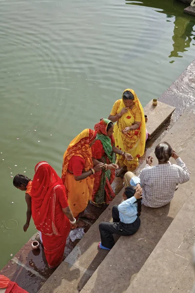 Índia Rajastão Pushkar Janeiro 2007 Peregrinos Junto Lago Sagrado Editorial — Fotografia de Stock