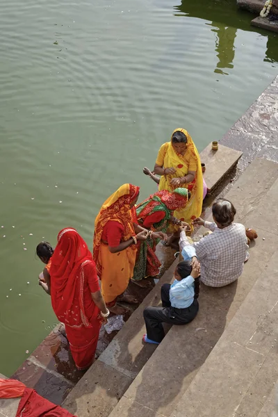 インド ラジャスタン州 プシュカル 2007 神聖な湖 社説によって巡礼者 — ストック写真