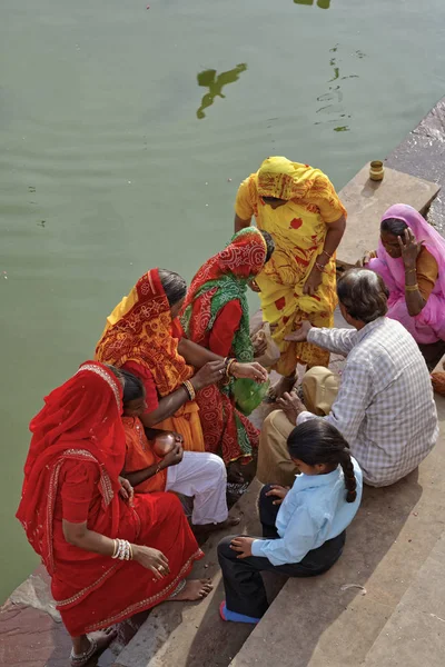 Indie Radżastan Pushkar Stycznia 2007 Pielgrzymi Przez Święte Jezioro Redakcja — Zdjęcie stockowe