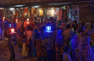 Hindistan, Rajasthan, Pushkar, 28 Ocak 2007, yerel bir düğün için renkli ışıklar kasabası - editoryal merkezi bir sokakta tutan insanlar
