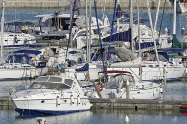 İtalya, Sicilya, Akdeniz, Marina di Ragusa; 13 Mayıs 2018, Lüks Yatlar port - Editörden