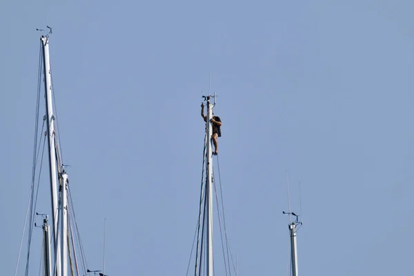 意大利 西西里 地中海 拉古萨 在帆船桅杆上工作的人 — 图库照片