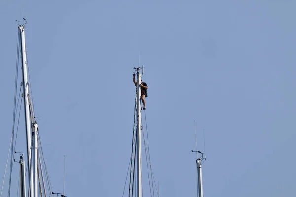 意大利 西西里 地中海 拉古萨 在帆船桅杆上工作的人 — 图库照片