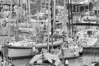 İtalya, Sicilya, Akdeniz, Marina di Ragusa (Ragusa Eyaleti); 1 Kasım 2019, yağmurlu bir günde limanda lüks yatlar