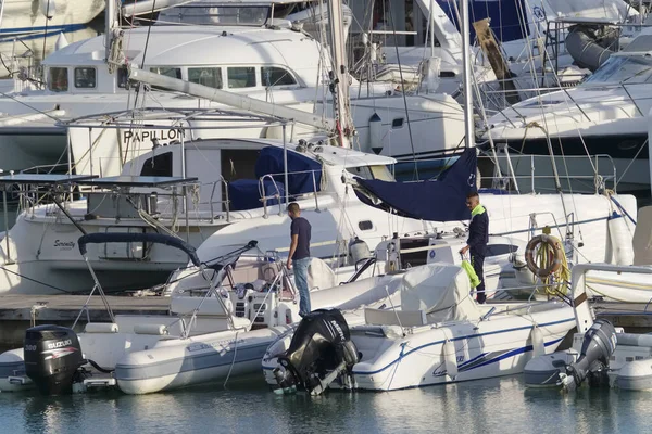 Italien Sicilien Medelhavet Marina Ragusa Ragusaprovinsen November 2019 Personer Motorbåtar — Stockfoto