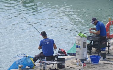 İtalya, Sicilya, Marina di Ragusa (Ragusa Eyaleti); 3 Kasım 2019, balıkçılar limanda balık avlıyor - Editörlük