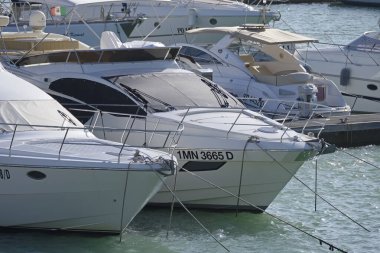 İtalya, Sicilya, Akdeniz, Marina di Ragusa (Ragusa Eyaleti); 4 Kasım 2019, limanda lüks yatlar